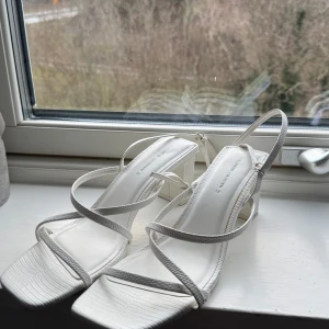 Klackskor - Använda en gång under en bal. Jättefina och passar till allt verkligen!!! Enkla att gå i och bekväma🤍🤍