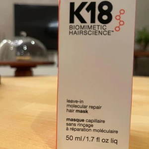 K18 Biomimetic Hairscience Leave-In Hair Mask - Helt ny som jag fick i present! K18 Biomimetic Hairscience leave-in mask för molekylär reparation av håret. Denna produkt är designad för att stärka och återställa hårets hälsa utan att behöva sköljas ur. Perfekt för att reparera skadat hår. 