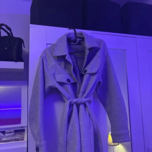 Grå kappa från Zara - Säljer nu min snygga kappa från Zara då den inte används. Använd 1/2 gånger, inga defekter alls. Köpt för något år sedan för 599kr, finns inte kvar på hemsidan tyvärr.