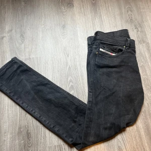 Svarta diesel jeans  - Säljer mina diesel jeans i storlek w31 l31. Den har inga defekter, den är sparsamt använd. Passar bra till alla årstider. Skriv ifall ni vill ha mer bilder, pris kan diskuteras😊