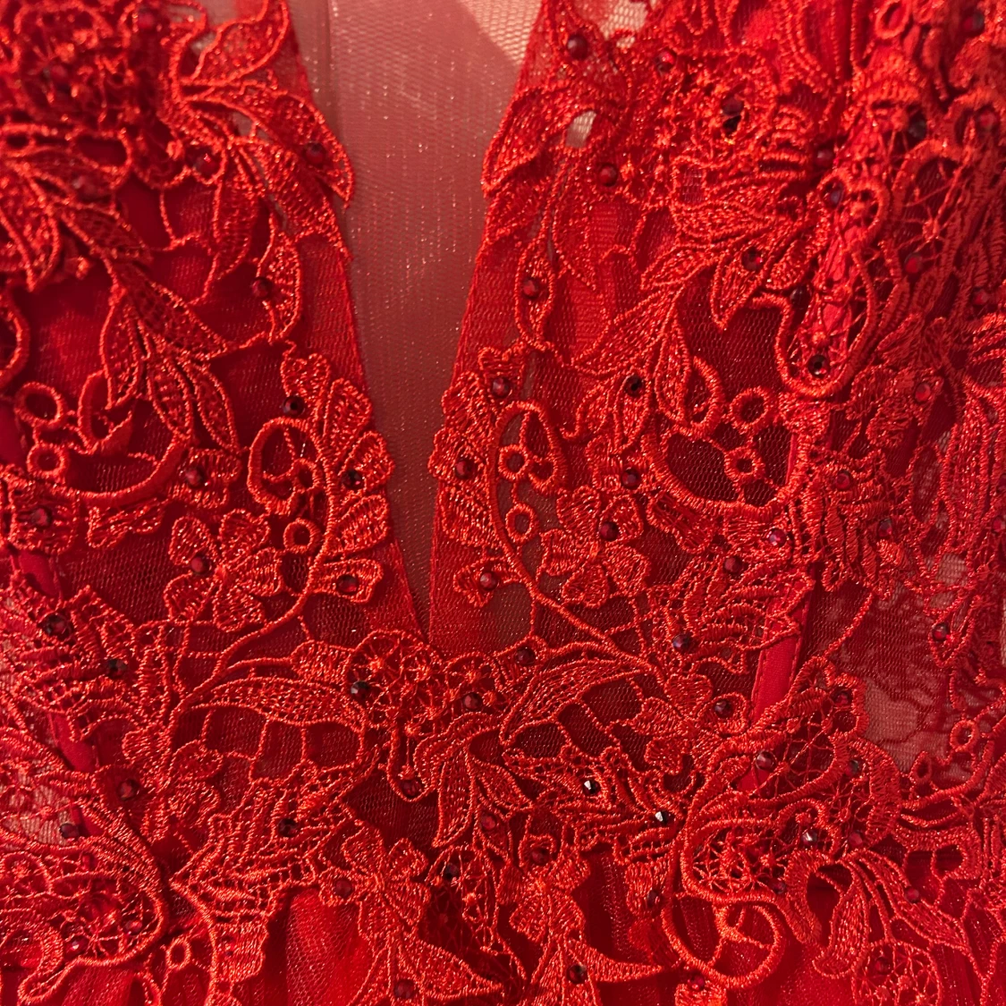 Röd balklänning med spetsdetaljer - 2