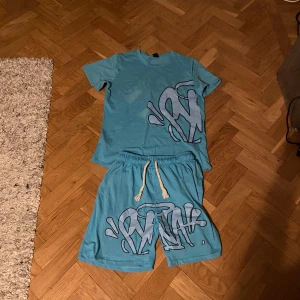 Syna world tracksuit/summer set - En syna world tracksuit som är riktigt snygg! Säljer billigt pågrund av en liten fläck på tröjan. Fläcken kan nog gå bort i tvätten 