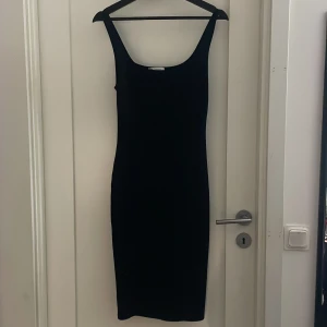 Svart klänning från Zara - Snygg svart långklänning ifrån Zara. Den sitter tight och figursytt så passformen är väldigt fin. Använt fåtal gånger men i väldigt fint skick.