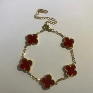 Klöver armband - Elegant guldarmband med fem fyrklöverformade länkar. Trycket är detsamma på båda sidorna. Helt oanvänd, köpt utomlands. Materialet är rostfritt stål med 18K guldplätering. Armbandet har lite skador på två av klövern på ena sidan, kan skicka bild vid intresse samt gå ner i pris för just denna armband. Har även andra klöver smycken, i andra färger. Skriv vid intresse