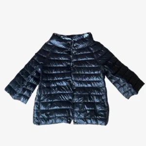 Herno liknande jacka - Säljer min super snygga tre kvarts ärande jacka🫶🏼storleken skulle jag säga är s/m