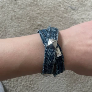Jeansarmband med nitar - Snyggt armband med två varv, skulle säga storlek: s
