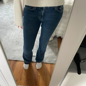 Blå lågmidjade jeans med bootcut  - Lågmidjade bootcut jeans!💛💛