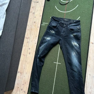 Replay jeans - Replay jeans anbass strl 30/32 i bra skick. En väldigt annorlunda och stilren tvätt för perfekt look!