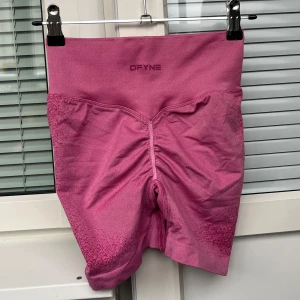 Dfyne Ignite shorts - Supersnygga dfyne Ignite shorts i bra skick! De är otroligt sköna och mjuka😇💓Det är lite mörkare rosa på framsidan men de är nog en del av designen då de var så när jag fick dem men se bild 4 för det💓Annars i väldigt bra skick! Dessa är tyvärr för små för mig:(