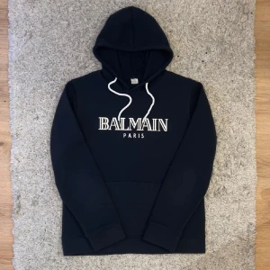 Balmain hoodie  - Riktigt skön men riktigt snygg design. 