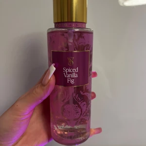 Victoria’s Secret body mist - Helt ny oanvänd body mist från Victoria’s Secret i doften Spiced Vanilla Fig. Den har en varm vaniljdoft o den luktar verkligen så gott😍