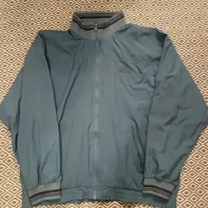 Vind/vårjacka från adidas. Köpt på Vinted men är i väldigt bra skick! Storlek L, med en baggy fit. KÖP ENDAST VIA POSTNORD