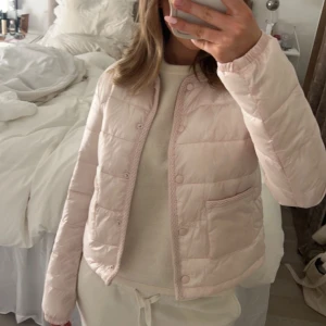 Ljusrosa lightweight jacka från Gina Tricot - Säljer en ljusrosa lightweight jacka från Gina Tricot Young (storlek 170j. Jackan har en quiltad design med knappar framtill och två fickor. Passar mig som brukar ha storlek S i plagg. Säljer då jag råkade köpa fel färg! Passar helt perfekt nu till våren!🌸