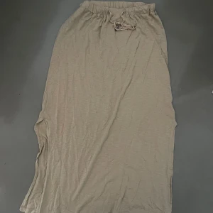STRANDKJOL - Beige kjol i bomull, kan användas som vanlig eller strand kjol. Kan dra åt i midjan 