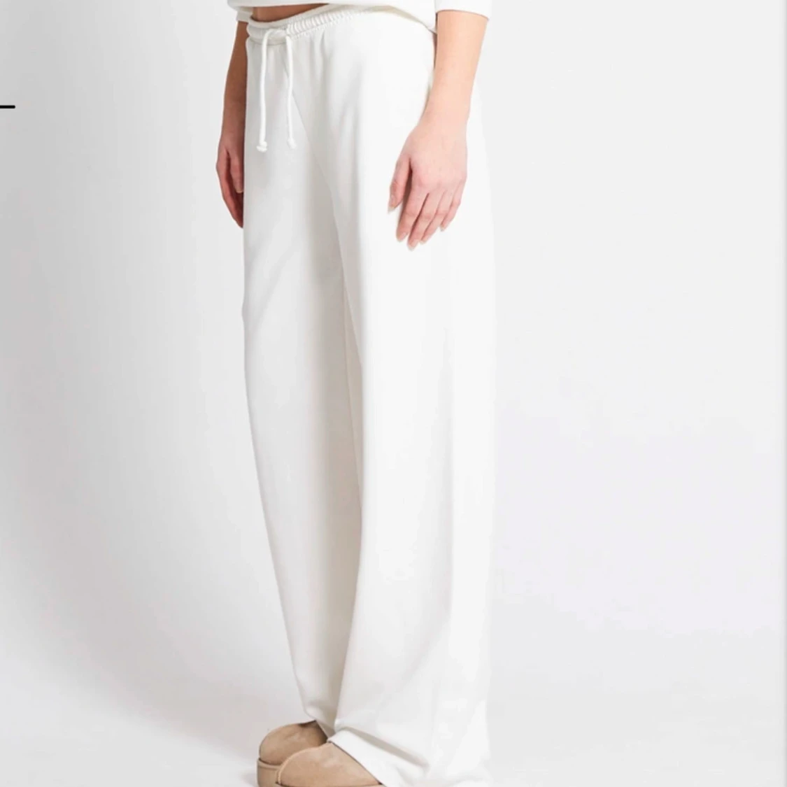 Vita mjukisbyxor med snörning