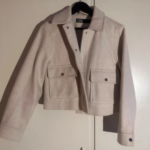 Beige jacka från Zara - beige jacka från Zara, perfekt för vår och höst. Rekommenderar för tjejer under 170cm eftersom armarna e lite för korta på mig.