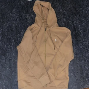 Beige hoodie från Ralph Lauren -  Har tagit på mig två tre gånger. De är helt ny ingen skada eller nått både på byxorna elle Hoodie.
