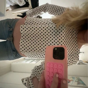Vit prickig topp - Säljer min så söta prickiga topp från zara!! Asnice till våren❤️Storlek M men sitter som en xs/s skulle jag säga🩷🩷 (pris går att diskutera)