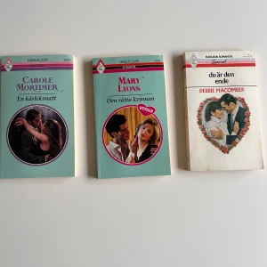 Tre romantiska böcker från Harlequin - Säljer tre romantiska pocketböcker från Harlequin. Titlarna är 'En kärleksnatt' av Carole Mortimer, 'Den rätta kvinnan' av Mary Lyons och 'Du är den ende' av Debbie Macomber. Perfekta för dig som älskar romantik och drama.