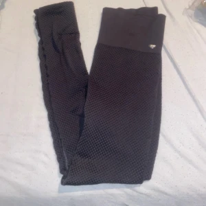 Leggins från drop of mindfulness  - Jättefina! Har sytt upp dem inne eftersom dem var för långa för mig som är 166,5cm. Kan sprätta upp ifall att.