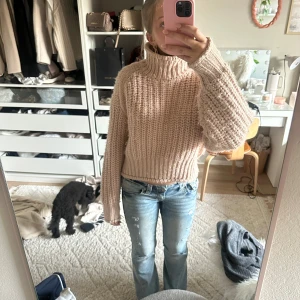 Beige stickad polotröja - Mysig beige stickad polotröja från hm