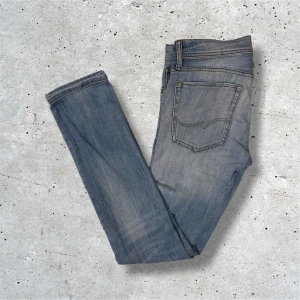 Jack & Jones Jeans - Säljer dessa ljusblåa Jack & Jones jeansen i stl W29 L34 som är i väldigt bra skick. Modellen är Slim fit/Tim och dem har inga defekter. Priset är förhandlingsbart!