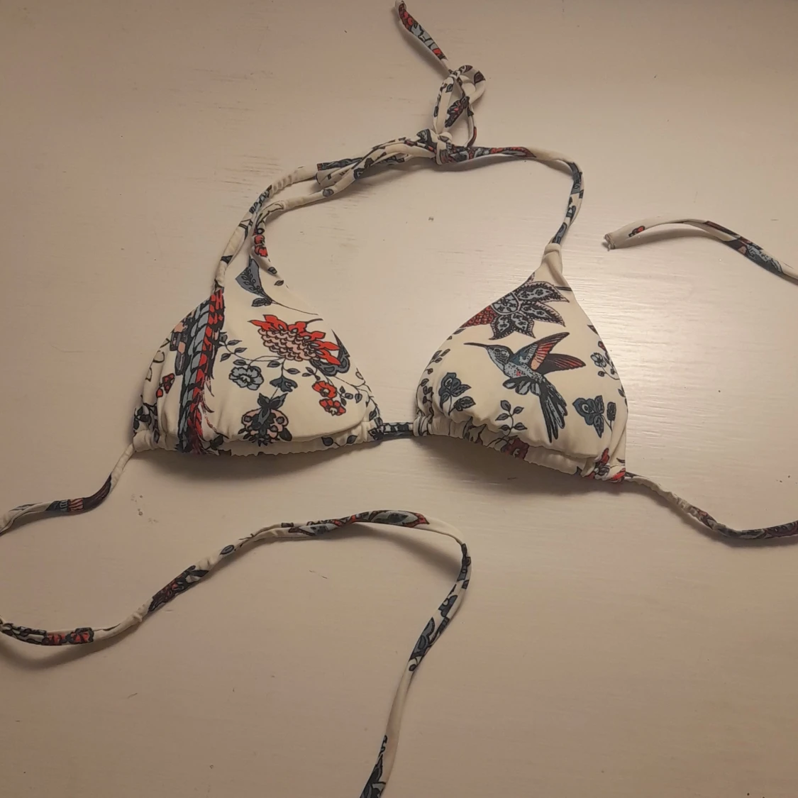 Blommig triangelbikinitopp med knytband