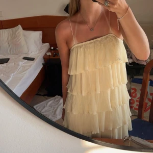 Champagnefärgad klänning med volanger - Säljer min volangkläning, endast använd 1 gång🥰
