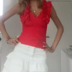 Vitt utsåld volang jeanskjol från Gina  - Säljer ginas utsålda virala jeanskjol i vitt med volanger, alldrig använd då den inte bara kommit till användning (enbart testat på ). Ny pris är 399kr och i storlek 36. 