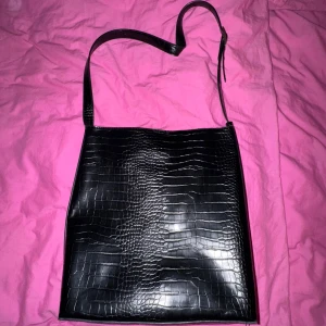 Carin Wester shopperväska - Säljer min Carin Wester shopperväska då den inte kommer till användning.  Använd en höst till skolan.   Nypris 500kr.