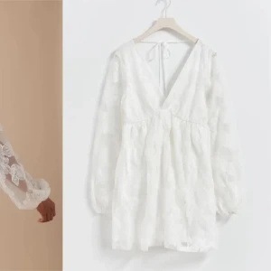 Studentklänning  - Vit klänning från Gina som passar perfekt till studenten. Aldrig använd endast testad med lappen kvar. Skriv för frågor!