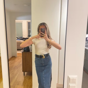 Jeanskjol med slits - Supersnygg med lite stretch, väldigt bra skick. Slits finns på sidan 💙.