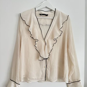 V-ringad blus med volang - Helt oanvänd, tunn och skön!