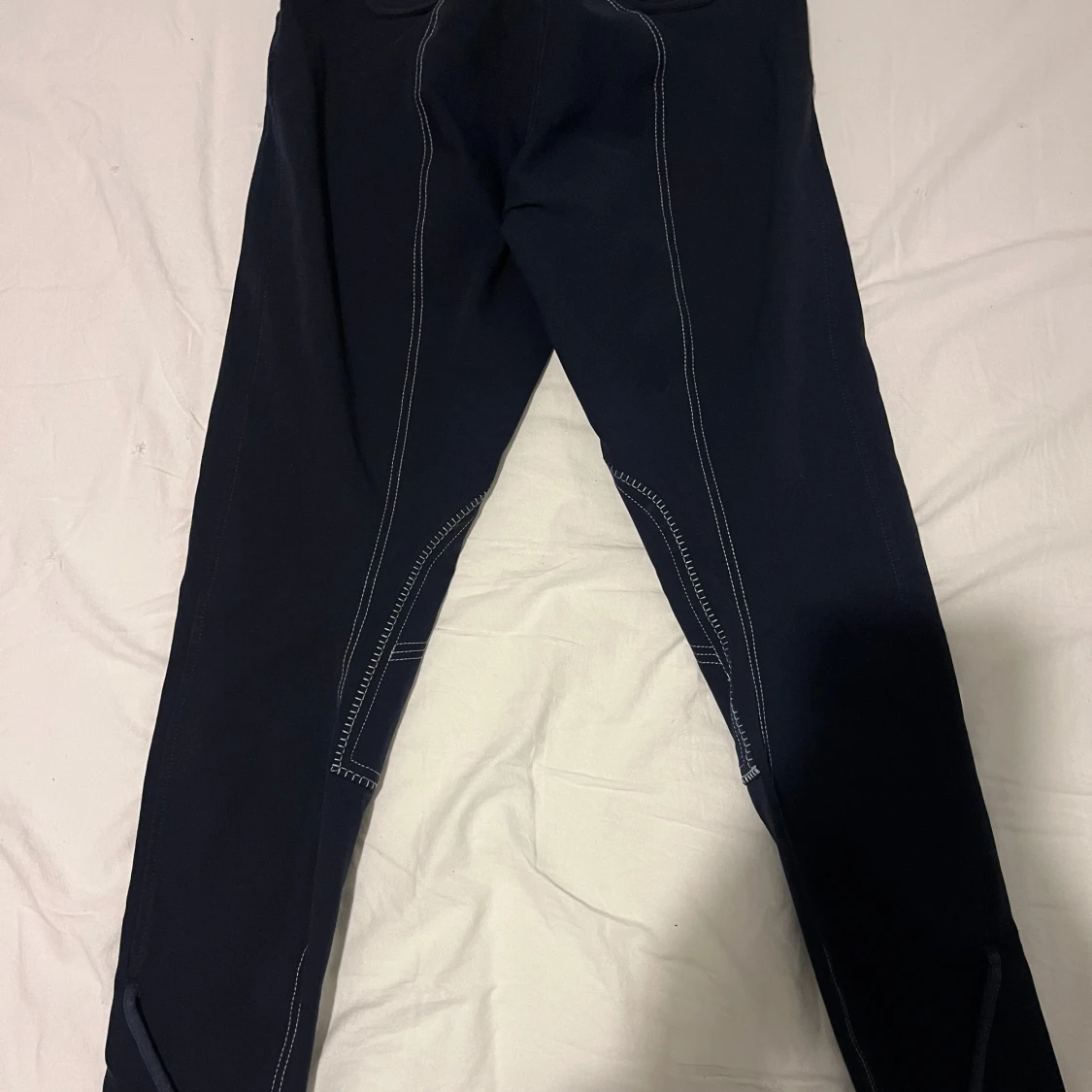 Svarta ridbyxor med kontrastsömmar - 1