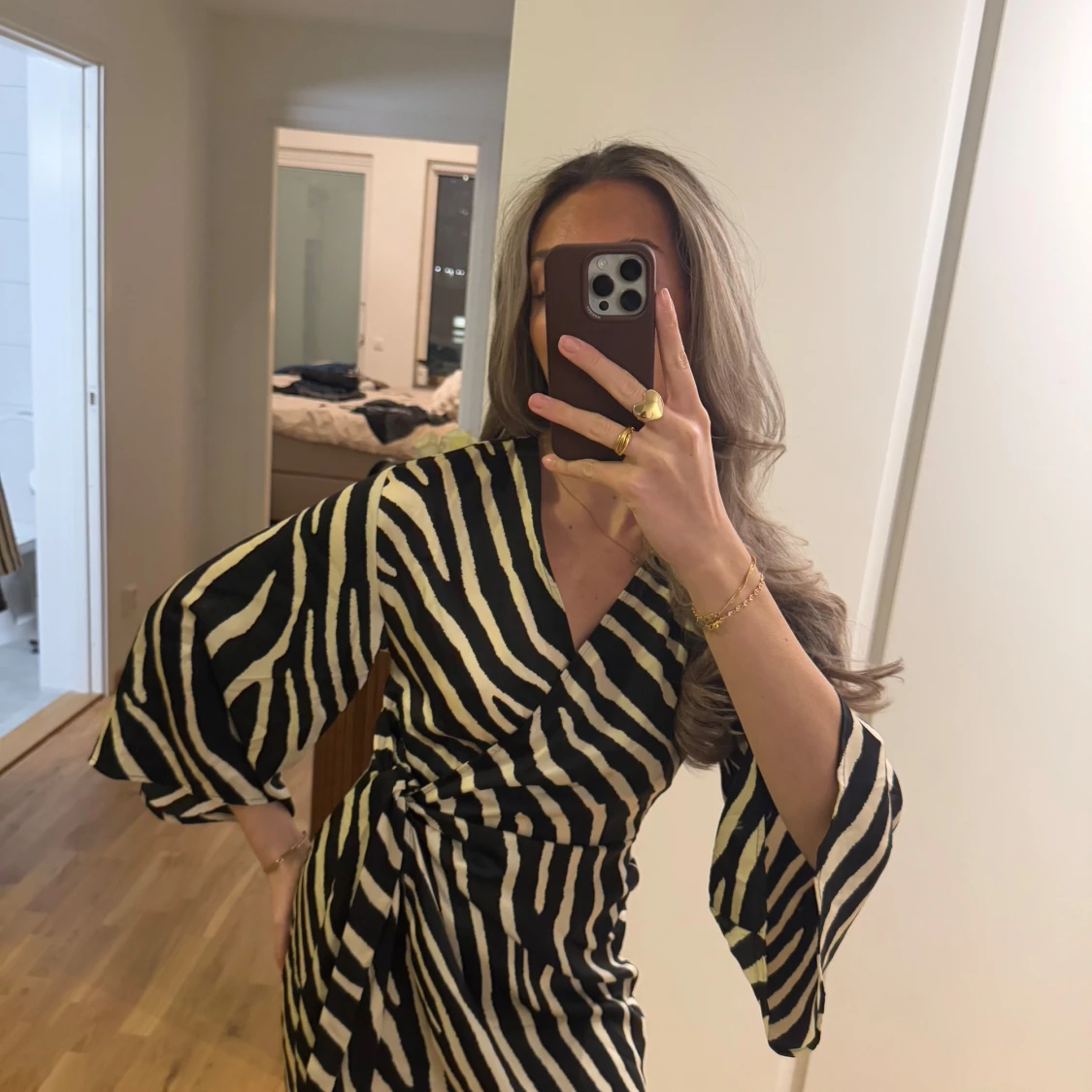 Zebramönstrad omlottklänning i satin - 1