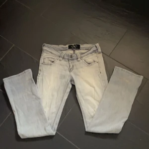 Gråa jeans från Lee  - Fina gråa jeans från lee som tyvärr är för stora! Lite skavanker på ena benet där ser man på sista bilden.