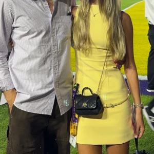 Gul klänning med bälte - Snygg gul klänning med ett smalt bälte i midjan. Klänningen är ärmlös och har en kort längd, perfekt för varma dagar. Den har en enkel och stilren design som gör den lätt att matcha med olika accessoarer. Helt oanvänd och slutsåld