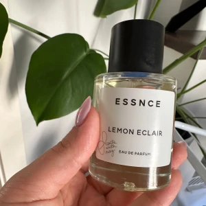 Essnce Lemon Eclair Eau de Parfum - Blint köpte parfymen och har bara testat den, tyvärr var den för söt för min smak. Original pris: 360 kr och den är förtillfäller slut på lager🫶🏼 