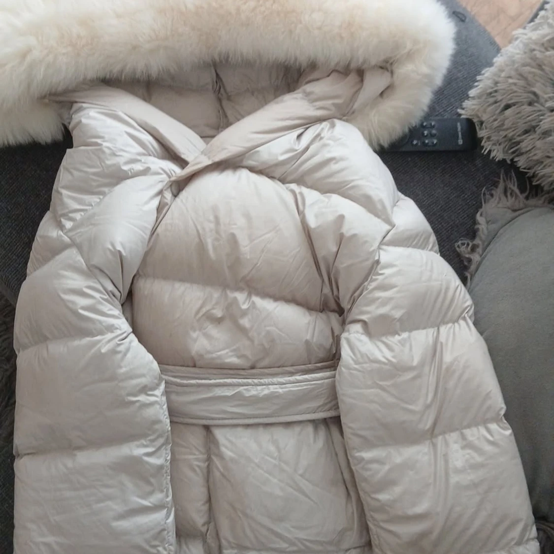 Beige dunjacka med pälsdetalj - 3