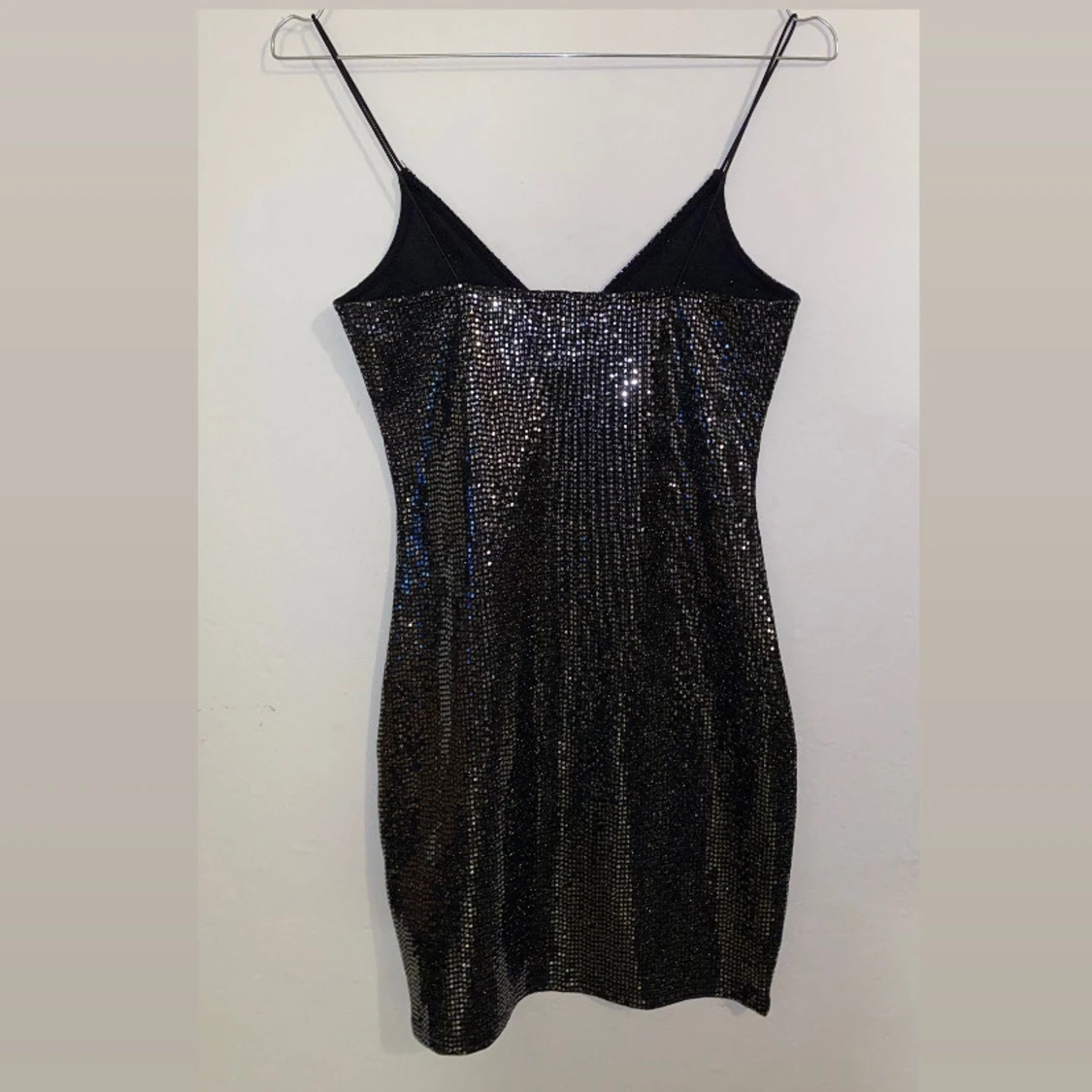 Svart glittrig klänning med smala axelband - 1