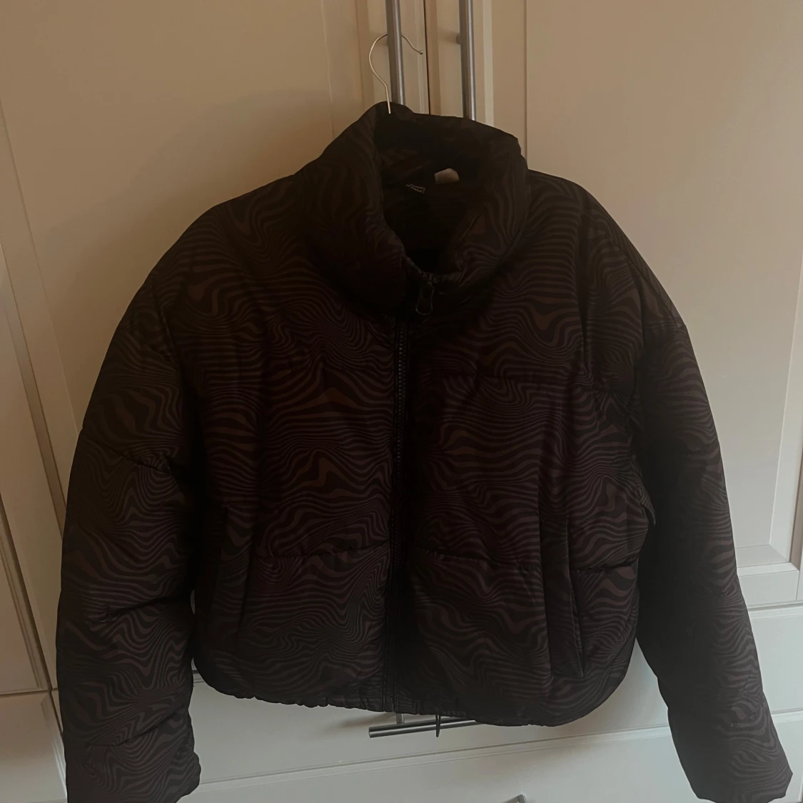 Brun pufferjacka med mönster