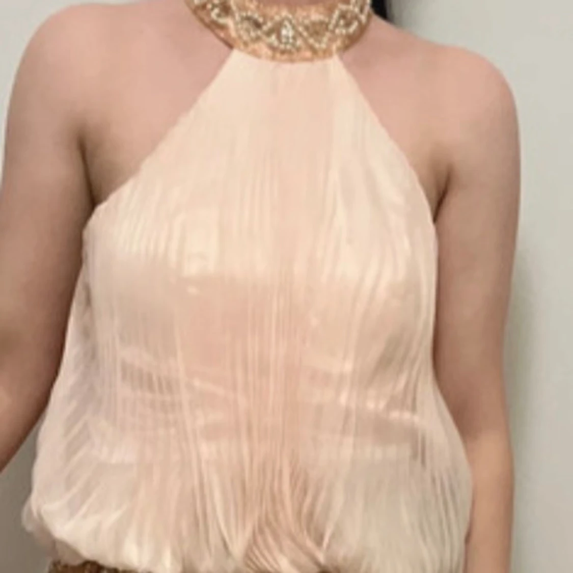 Champagnefärgad oneshoulderklänning