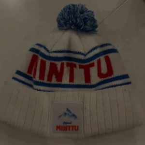 Minttu mössa - Hej ska sälja iväg min minttu mössa. Fint skick och inte användas mycket. Tror inte att det finns att få tag på längre ny. Priset går att diskutera. Mvh Albin Larsson 