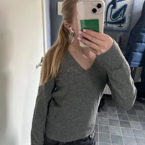 Grå v-ringad tröja från gant - Säljer en stickad grå v-ringad tröja från gant. Endast använd några gånger. Köpt för cirka 1300 säljer för 400. Tveka inte att skriva om ni har frågor!