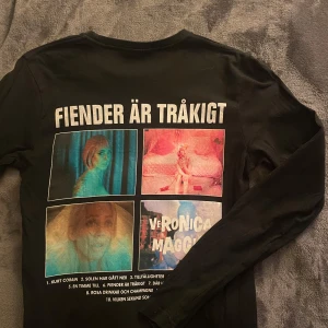 Veronica Maggio merch - Säljer två st Veronica Maggio tröjor, storlek S i båda, om man vill ha en så går det att diskutera pris på det också 🩵 kolla även in min profil för att hitta en Veronica Maggio hoddie 