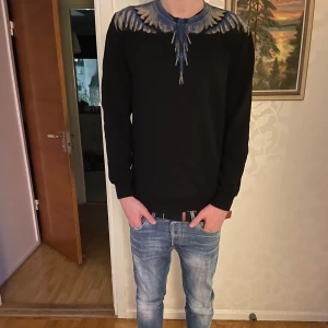 Marcelo burlon tröja  - Hej säljer min Marcelo burlon tröja i 10/10 skick inga defekter. Vet ej om den är äkta där av priset. Priset är ej hugget i sten det är bara att höra av sig vid mista lilla fundering 
