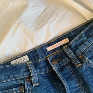 Mörkblå Bootcut Levis Jeans  - Snygga Levis jeans i storlek 26 som jag säljer då de tyvärr inte passar mig längre.