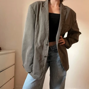 Vintage grå kavaj - Snygg kavaj med en avslappnad passform. Jag bär storlek xs och jag tycker den är för stor på mig. Skulle nog sitta coolt på en M!