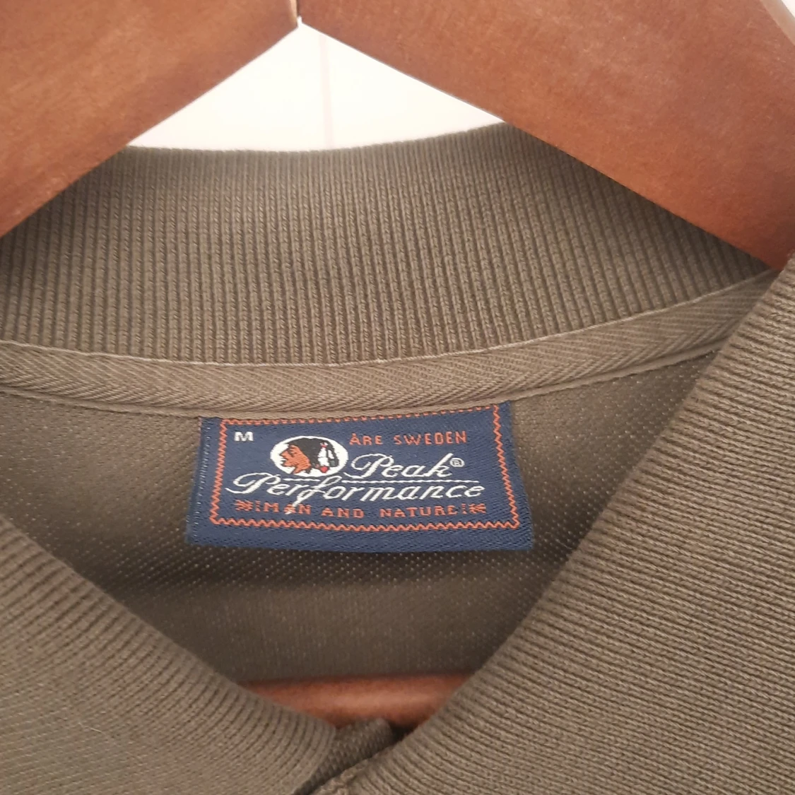 Olivgrön pikétröja från Peak Performance - 1