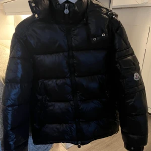 Moncler Maya - Är i en knepig ekonomisk situation så priset är inte hugget i sten